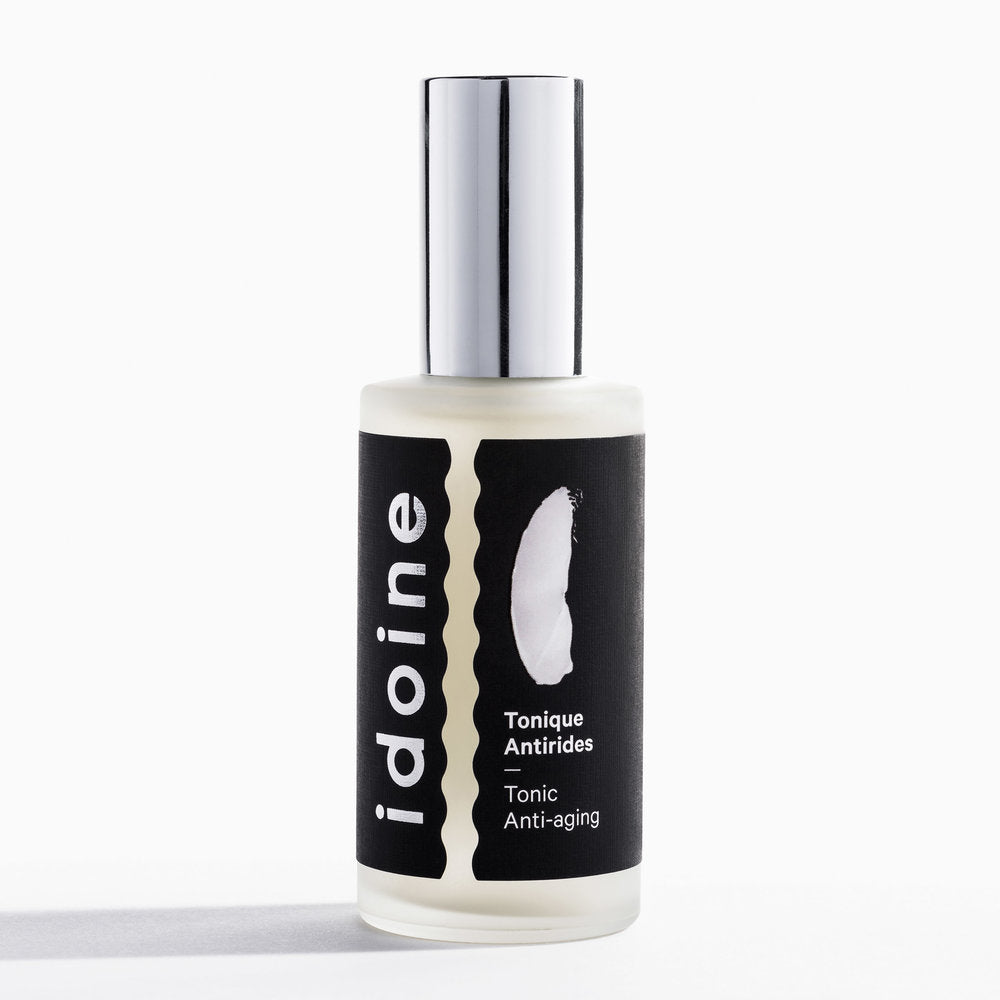 Une gamme de produits anti-âge "Idoine" : tonique, sérum, crème contour des yeux, et crèmes visage jour et nuit, sur fond blanc.
